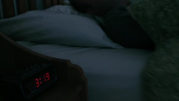 Άντρας ξαπλωμένος στο κρεβάτι — Αρχείο Βίντεο