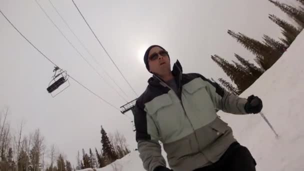 マウンテン リゾートのスキー場の男 — ストック動画