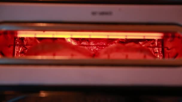 Bagels en un horno tostador — Vídeos de Stock