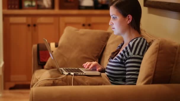 Mujer trabajando en la computadora — Vídeo de stock