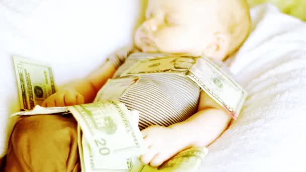 Baby mit Zwanzig-Dollar-Scheinen — Stockvideo