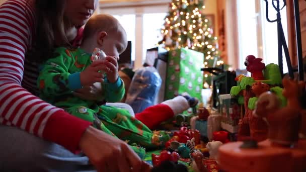 Chico abriendo regalos de Navidad — Vídeo de stock