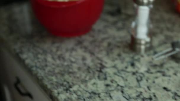Женщина делает попкорн — стоковое видео
