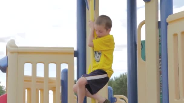 Enfants jouant dans le parc local — Video