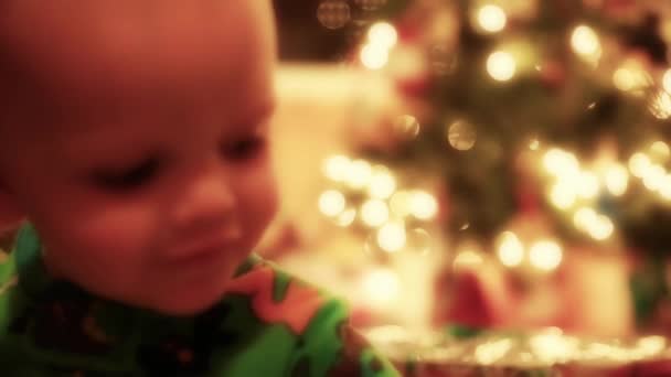 クリスマス プレゼントを開ける少年 — ストック動画