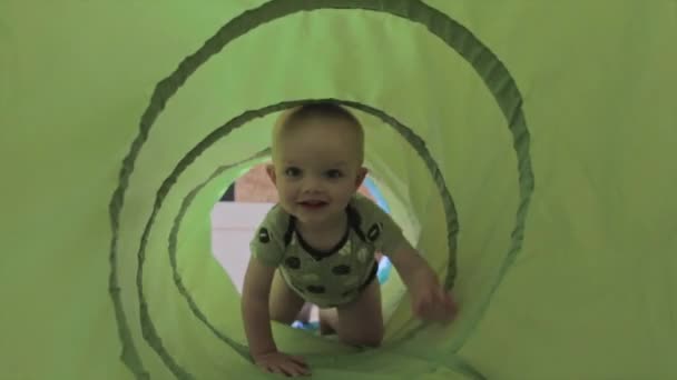 Мальчик играет с туннелем — стоковое видео