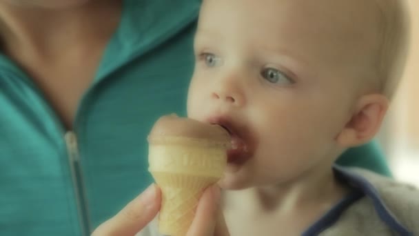 Boy eating ice cream — Stock Video