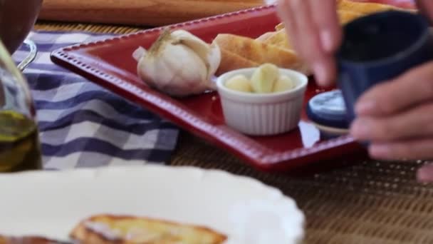 Mujer pone sal en baguettes — Vídeo de stock