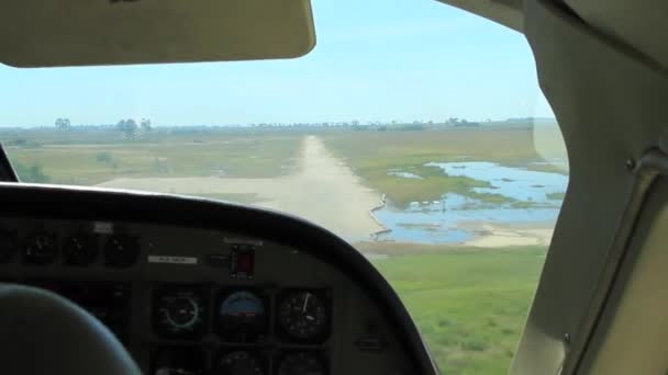 Самолет приближается к посадочной полосе — стоковое видео