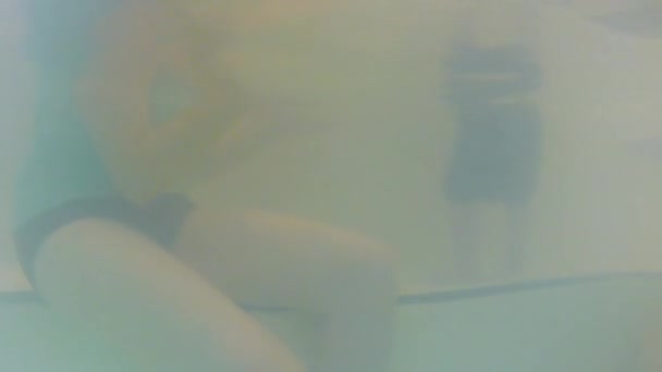 Babyjongen zwemmen met zijn familie — Stockvideo