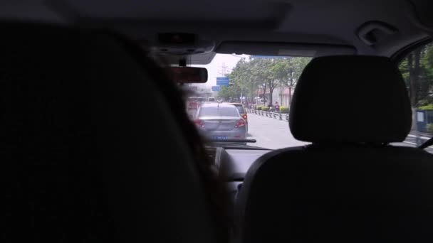 İnsanlar bir minibüsün içinde sürüş — 图库视频影像