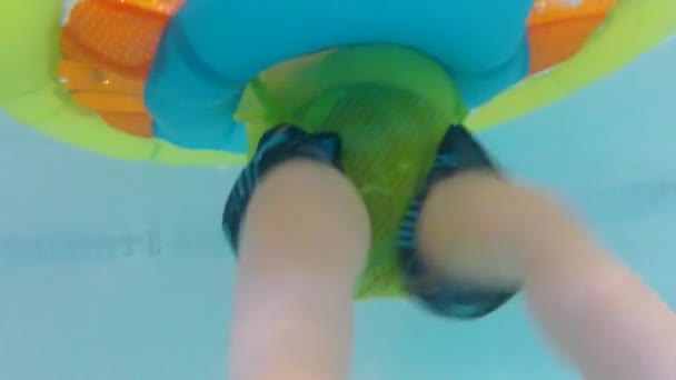 Bebê em um dispositivo de flutuação na piscina — Vídeo de Stock