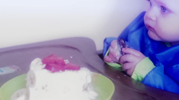 Αγόρι απολαμβάνοντας το κέικ — Αρχείο Βίντεο