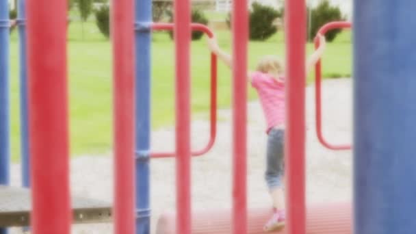 Menina brincando no parque — Vídeo de Stock