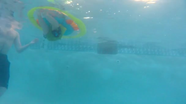 Bebê em um dispositivo de flutuação na piscina — Vídeo de Stock