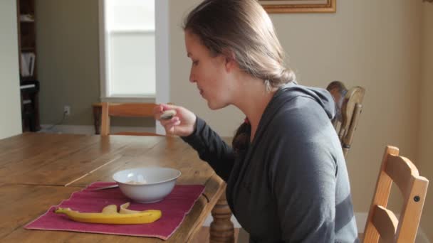 女人香蕉和早餐麦片 — 图库视频影像