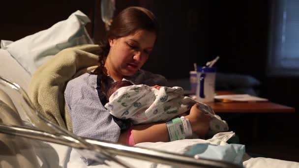 Uma mulher segurando bebê recém-nascido — Vídeo de Stock