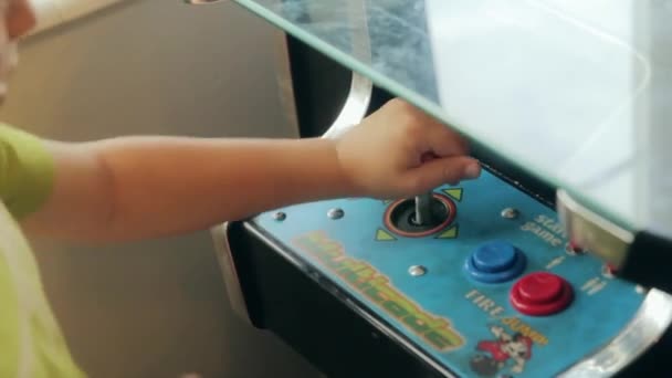 Jongen met arcade spelen — Stockvideo