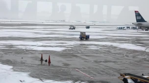 Сніг накривав аеропорту — стокове відео