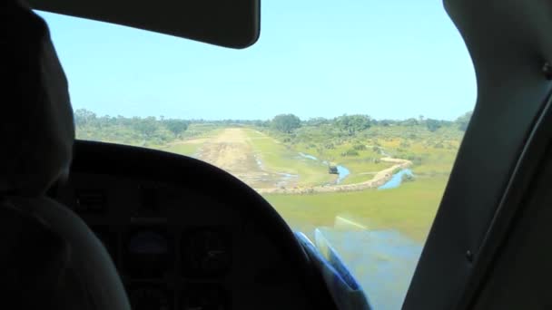 Avião aterrissando na pista — Vídeo de Stock