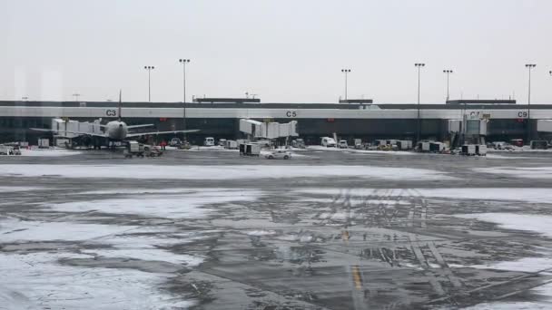 Schneebedeckter Flughafen — Stockvideo