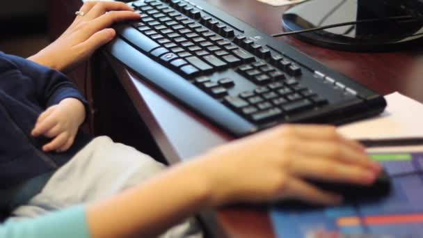 Una madre con su recién nacido trabajando — Vídeo de stock