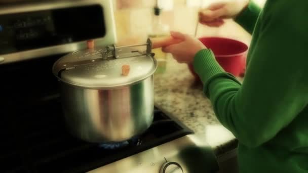 Mujer haciendo palomitas de maíz — Vídeo de stock