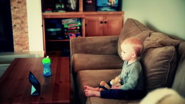 Bebê menino assistindo tablet — Vídeo de Stock