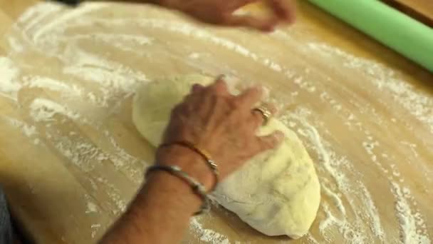 Mujer haciendo rollos de naranja — Vídeo de stock