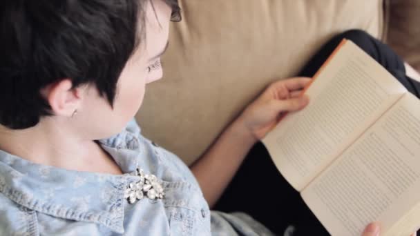 Frau liest ein Buch — Stockvideo