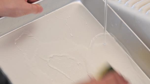 Femeia spală vasele murdare — Videoclip de stoc
