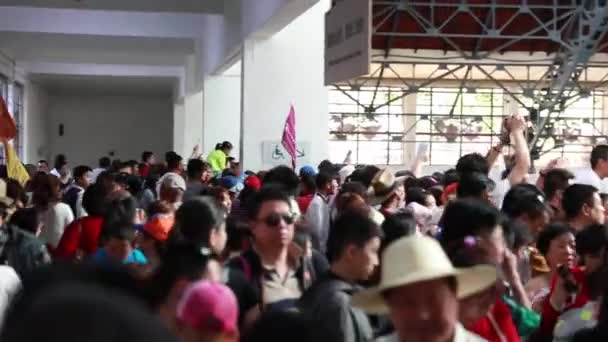 Turistas en el Museo del Guerrero de Terra Cotta — Vídeo de stock