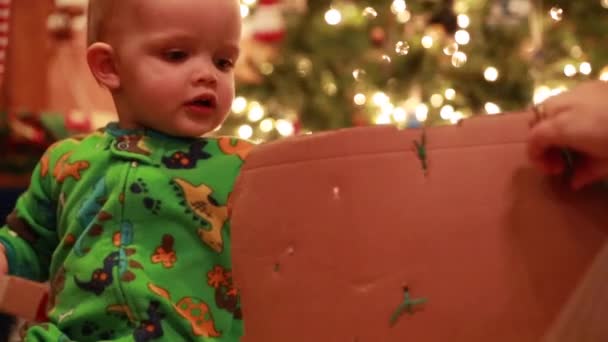 Menino abrindo presentes de Natal — Vídeo de Stock