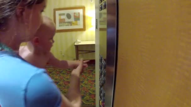 Ребенок нажимает кнопку для лифта отеля — стоковое видео