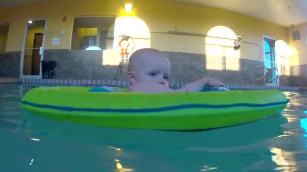 Bebé en un dispositivo de flotación — Vídeo de stock