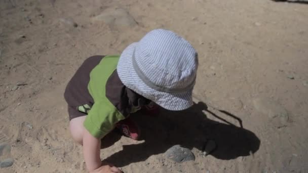 Junge spielt im Sand — Stockvideo