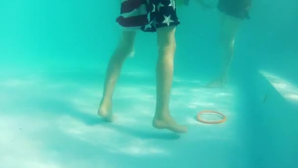 Ragazzo immersioni per anello — Video Stock