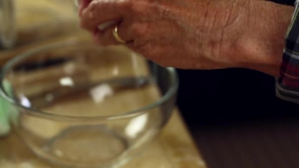 Femme cuisson tarte aux pommes — Video