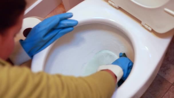 Vrouw scrubs een toilet — Stockvideo