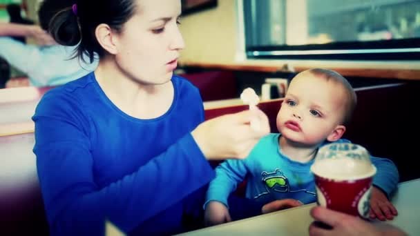 Pojken och hans mamma äta en mjölk shake — Stockvideo