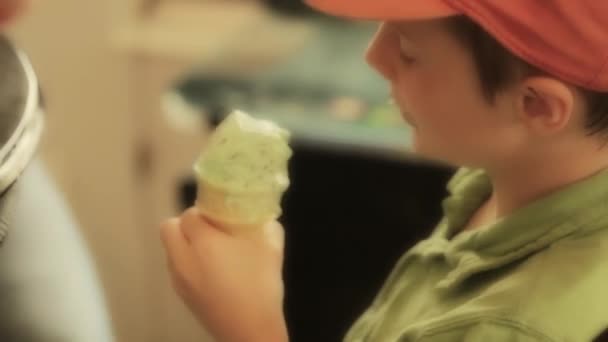 Niño comiendo helado — Vídeo de stock