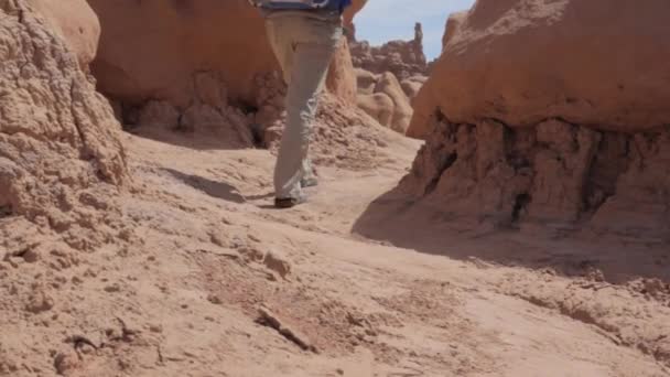 Mochila através de Goblin Valley — Vídeo de Stock