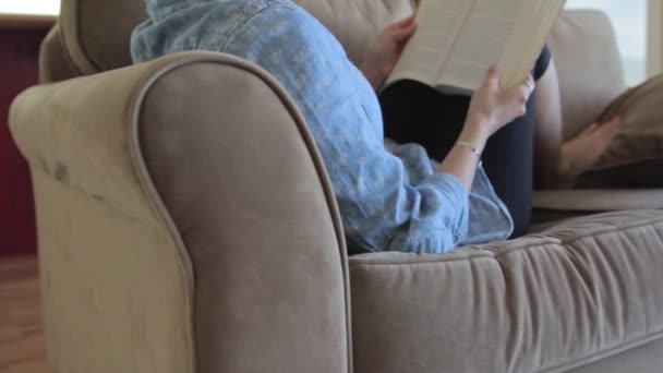 Mujer leyendo un libro — Vídeos de Stock