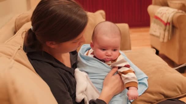 Jovem mãe amamentando seu bebê — Vídeo de Stock