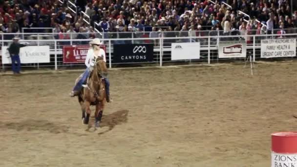 Corrida de barril em Rodeo — Vídeo de Stock