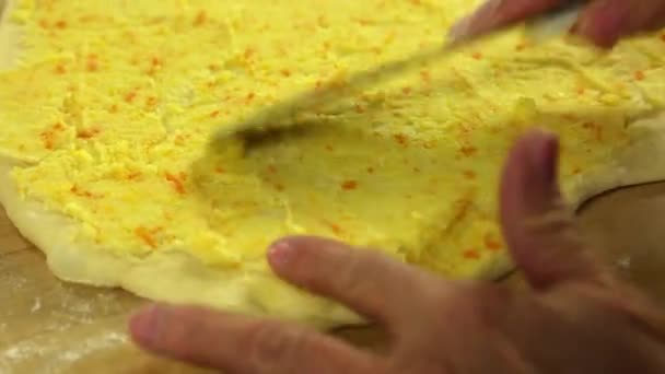 女人做橙色面包 — 图库视频影像