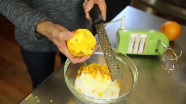 Γυναίκα zesting ένα πορτοκάλι — Αρχείο Βίντεο