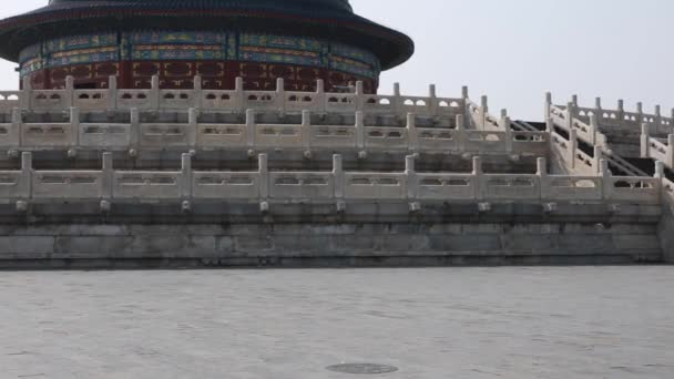 Tourists in the temple of heaven — Stock Video