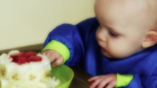 Chico disfrutando su pastel — Vídeo de stock