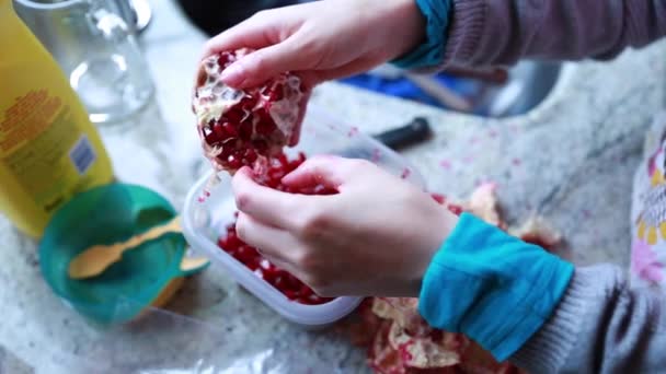 Nő peeling pomagranate — Stock videók